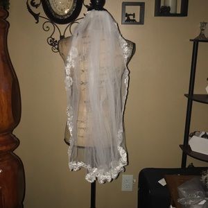 New Beautiful fingertip length veil lace edged